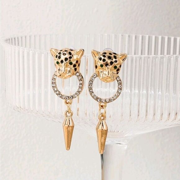 Leopard Holding Ring and Gold Plated Zir Leopard Tassel Earrings - Picture 3 of 5